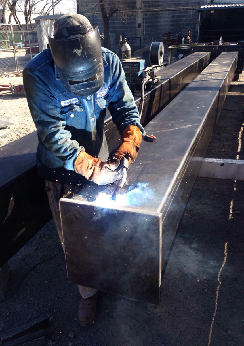 Soldadura de estructura metálica en acero durante proceso de fabricación. Equipo de BCM - Empresa de estructuras metálicas