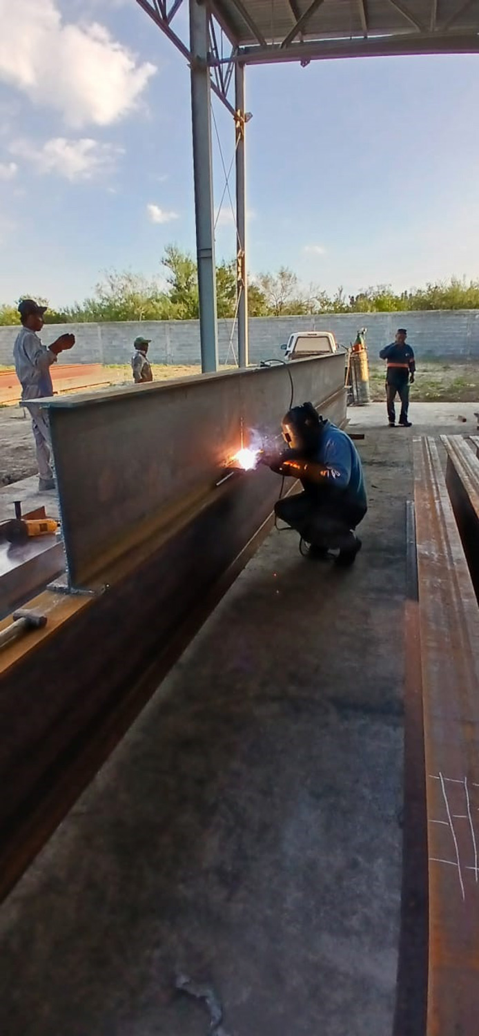 Soldadura en estructura metálica para edificios metálicos industriales durante proceso de fabricación. Equipo de BCM - Empresa de estructuras metálicas