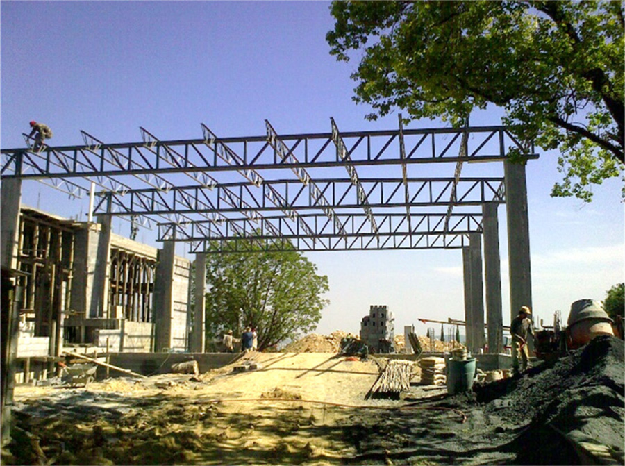 Estructura metálica de helipuerto en proceso de construcción
