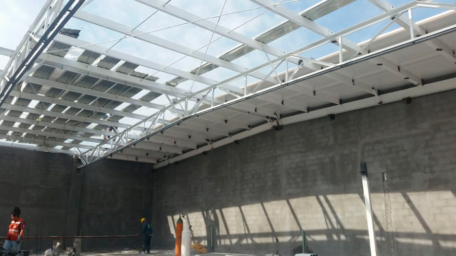 Construcción de bodega para mueblería con estructura metálica en acero.