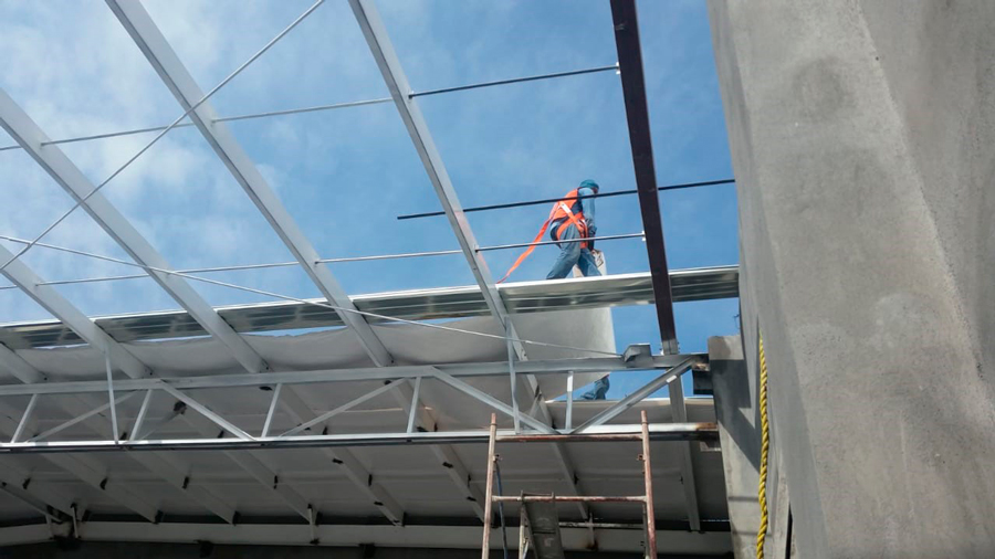 Montaje de cubierta en bodega para mueblería con estructura metálica en acero.