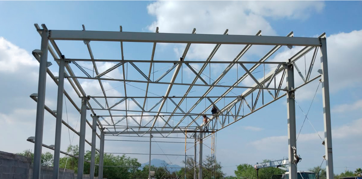 Montaje de estructura metálica para nave industrial en proyecto El Carmen.