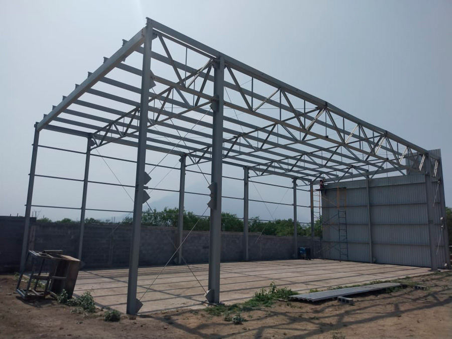 Estructura metálica de nave industrial en etapa de construcción en proyecto El Carmen.