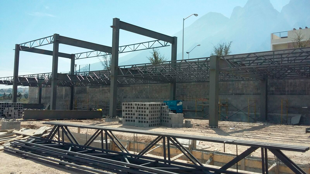 Estructura metálica de plaza comercial en proceso de construcción.
