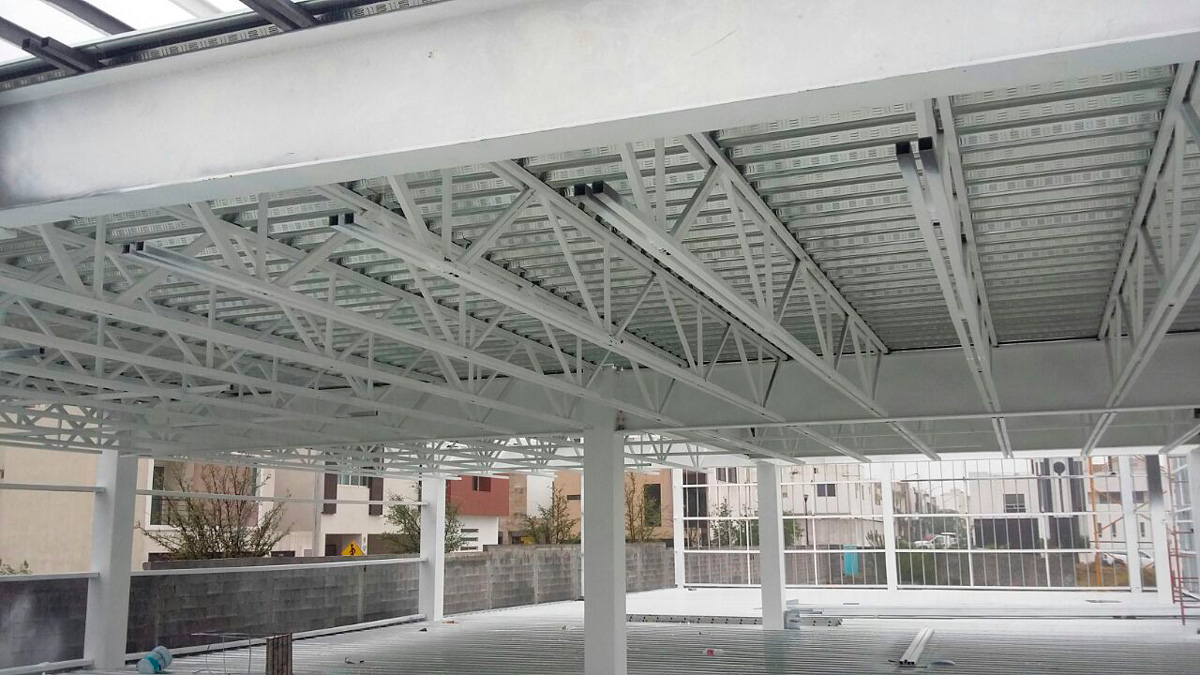 Estructura metálica con cubierta instalada en plaza comercial Leones.