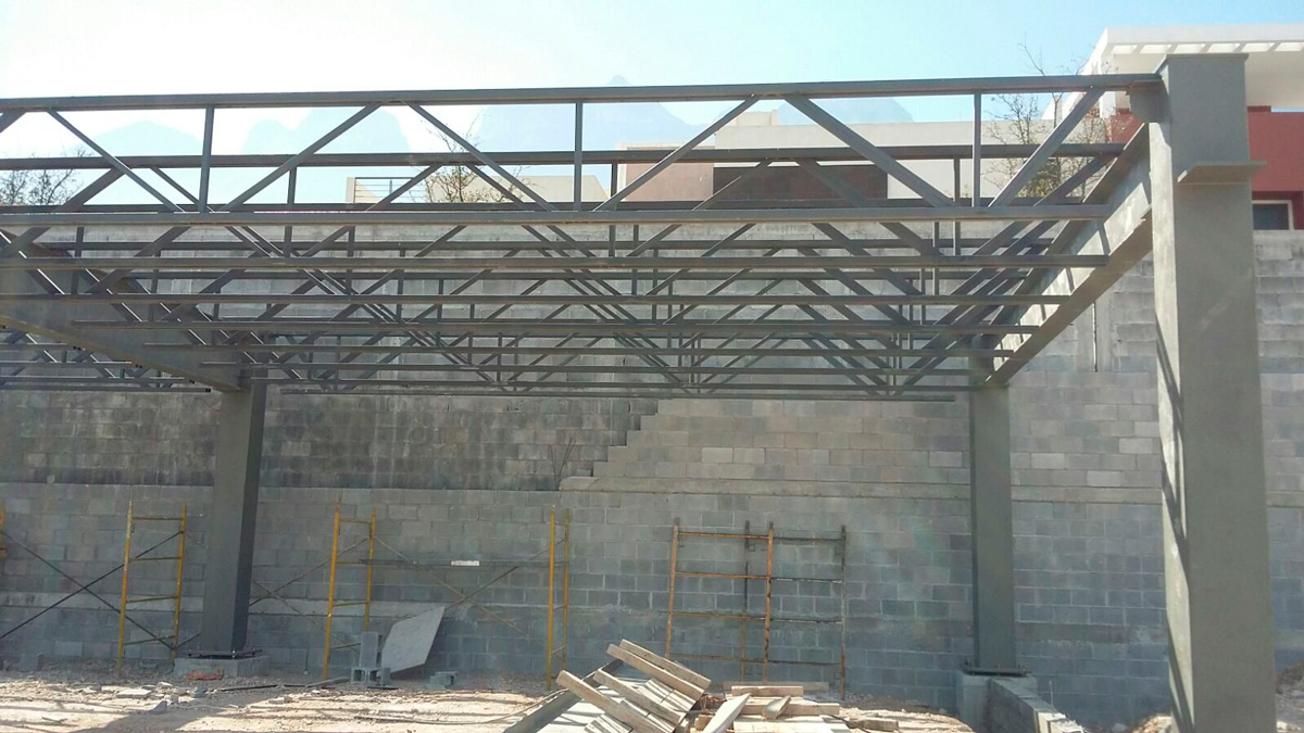Montaje de estructura metálica para plaza comercial Leones.