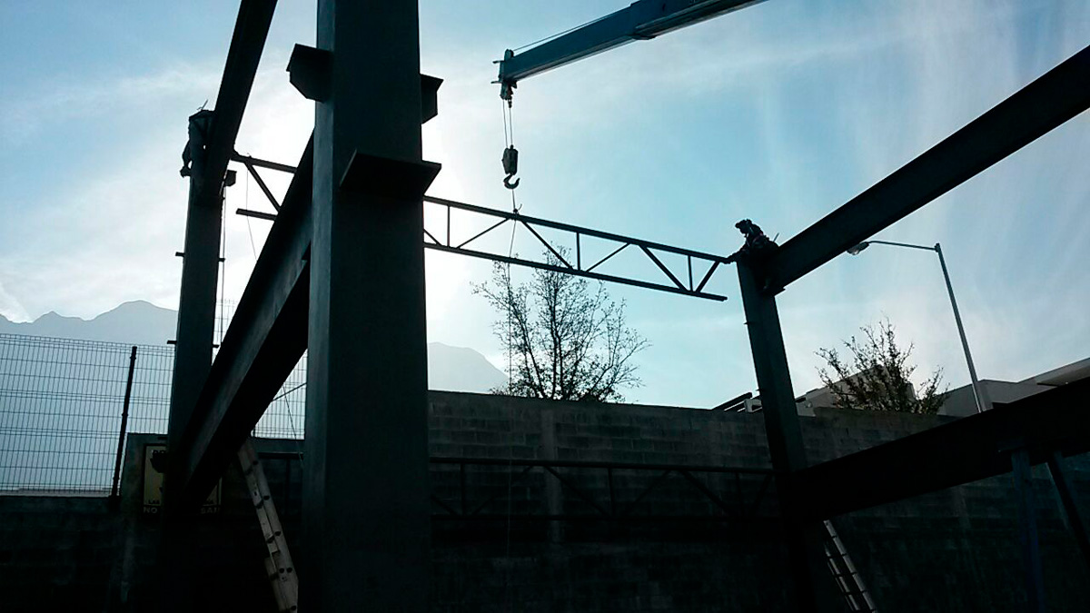 Instalación de estructura metálica mediante izaje con grúa en proyecto Plaza Leones.