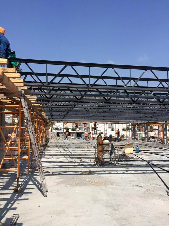 Armado de joist metálicos durante instalación de sistema de cubierta.