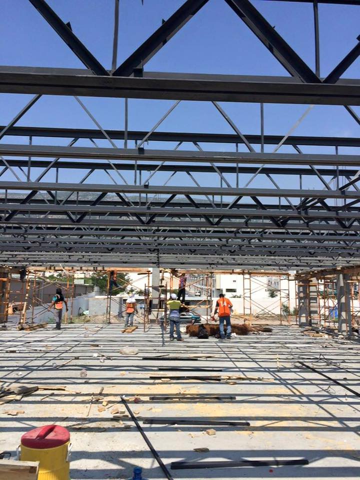 Sistema de joist metálicos instalado para estructura de cubierta en obra.