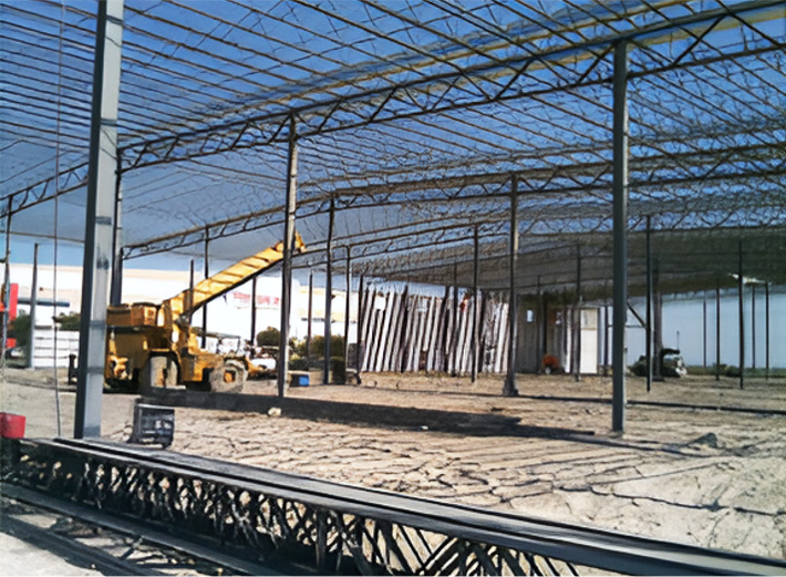 Montaje de estructura metálica para nave industrial en proyecto Bermúdez Apodaca.