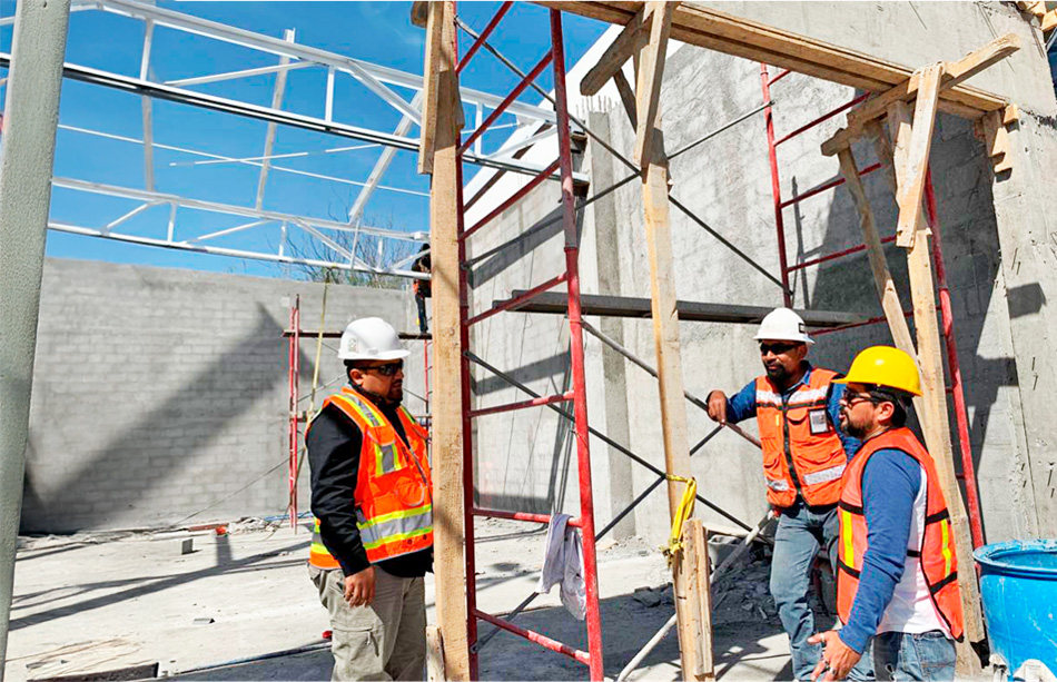 Inspección técnica de obra durante revisión de elementos estructurales.