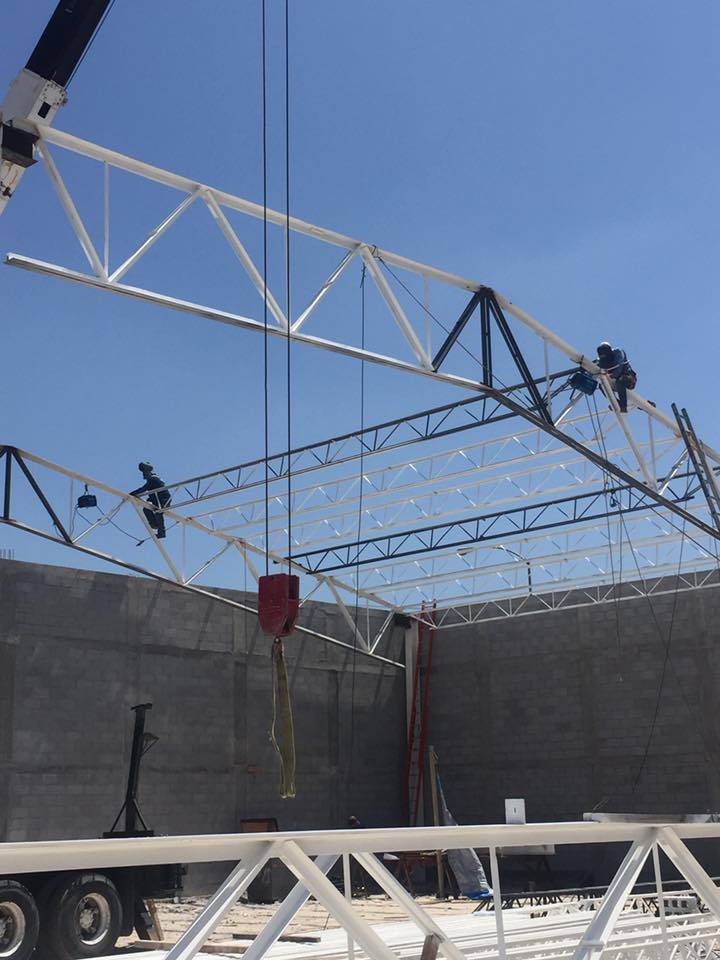 Montaje de joists de acero para cubierta en nave industrial del proyecto El Carmen.
