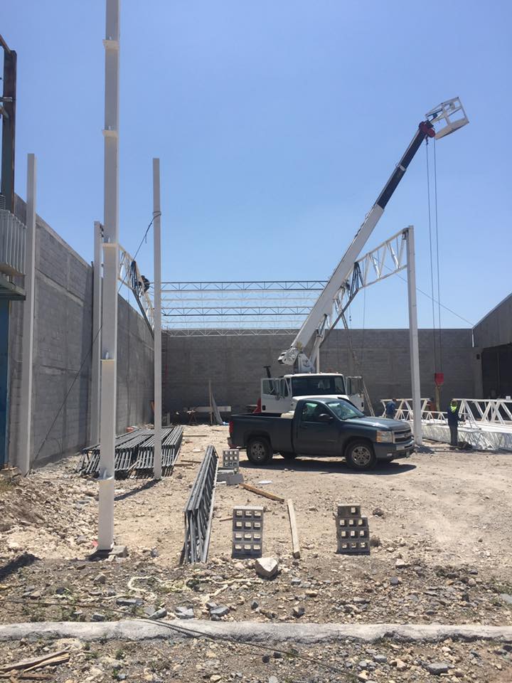 Izaje y montaje de columnas de acero con grúa en el proyecto El Carmen.
