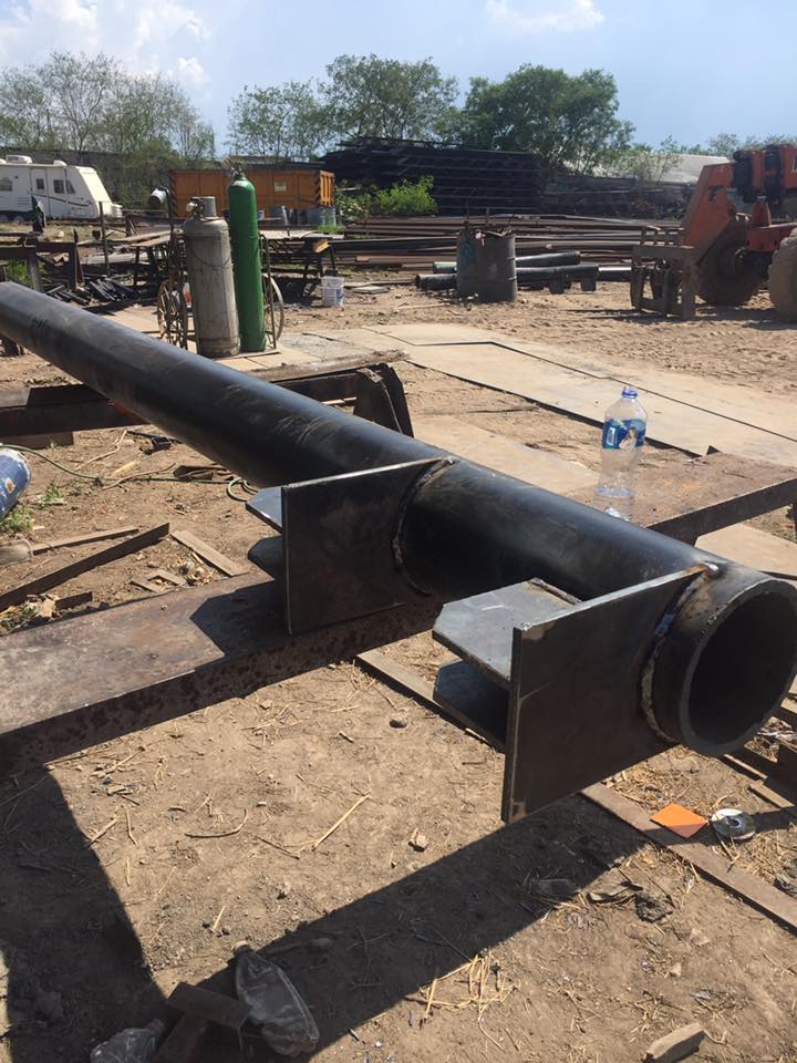 Fabricación de columna tubular de acero con placas base y rigidizadores.