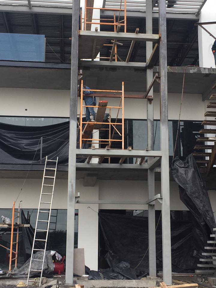 Personal de BCM Estructuras realizando el armado de estructura metálica para escaleras para plaza.