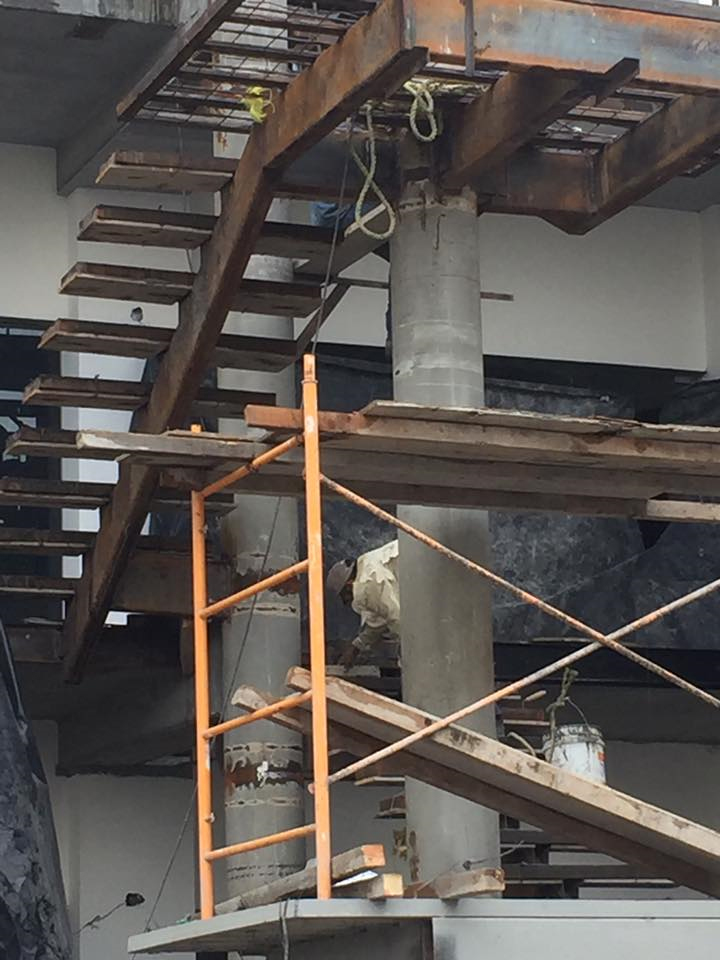 Estructura metálica de escaleras en proceso de montaje.