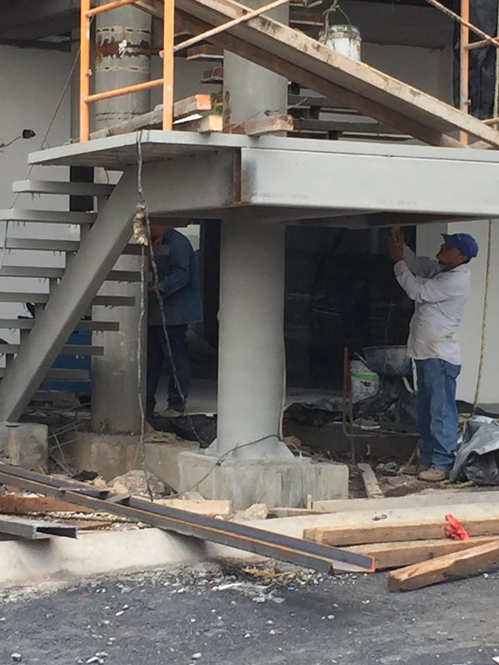 Personal de BCM Estructuras realizando trabajos de instalación en la estructura metálica de escaleras.