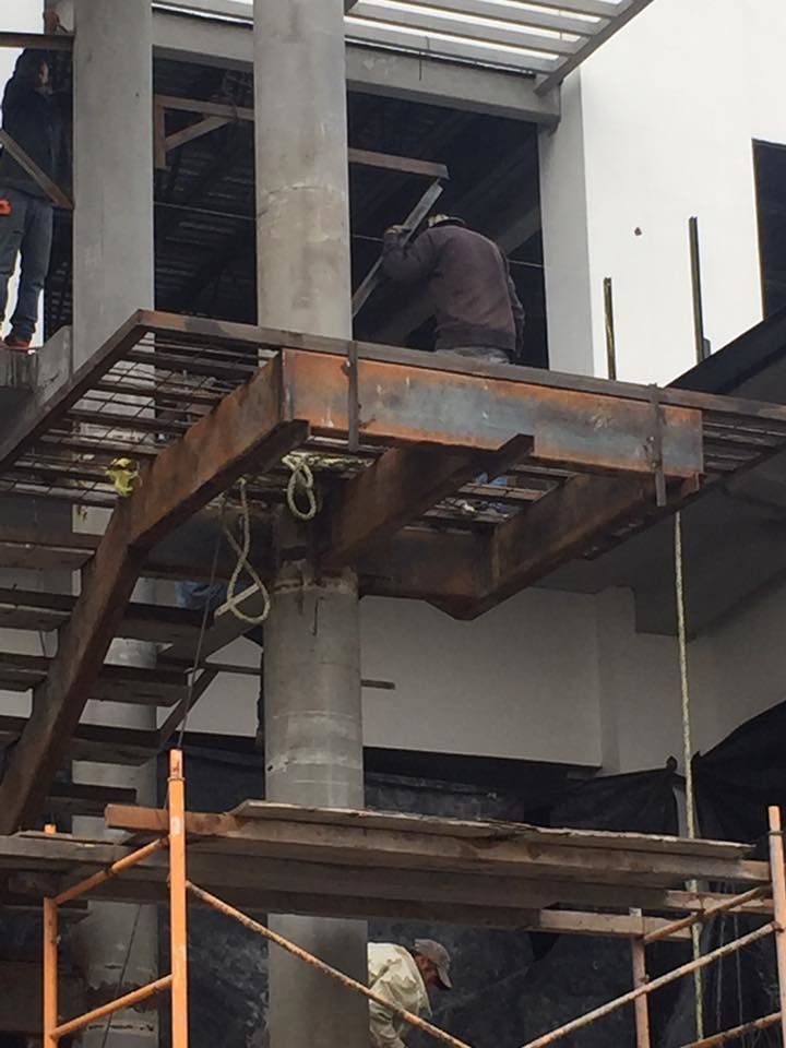 Personal de BCM Estructuras realizando trabajos de montaje y soldadura en la estructura metálica de escaleras.