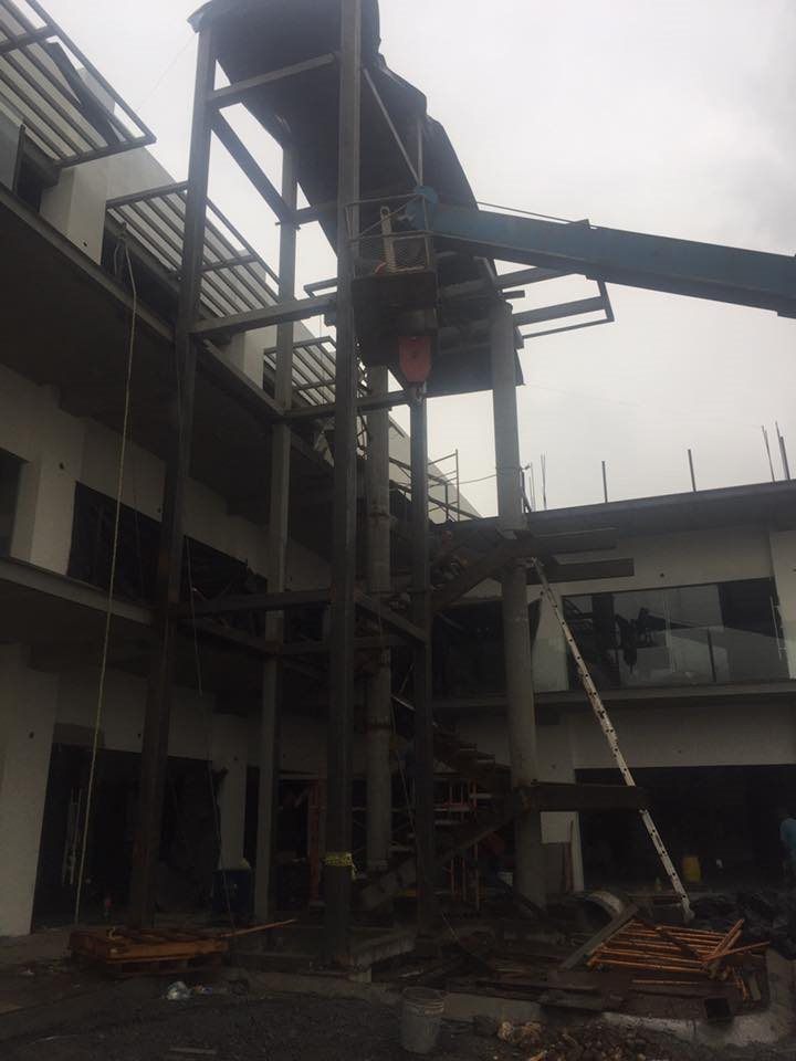 Personal de BCM Estructuras realizando el montaje vertical del sistema de escaleras metálicas en edificio comercial.