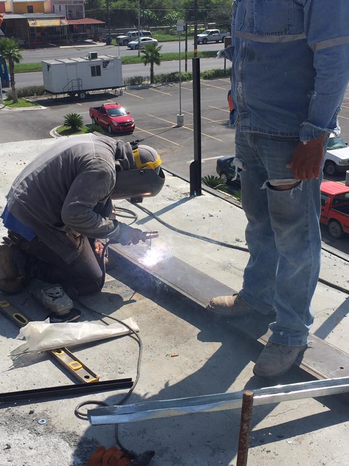 Soldadura y montaje de elementos metálicos para escaleras en plaza comercial.