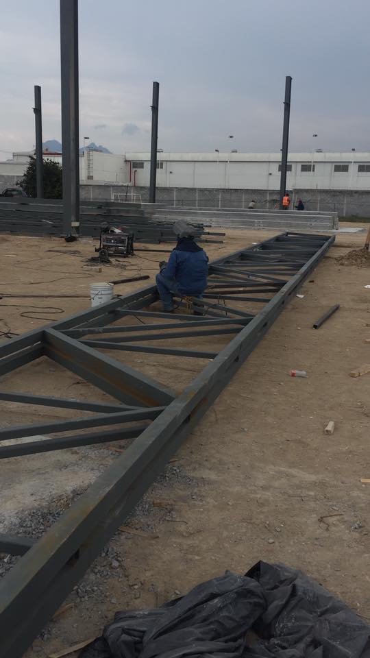 Armado de joist metálicos en campo durante proceso de fabricación.