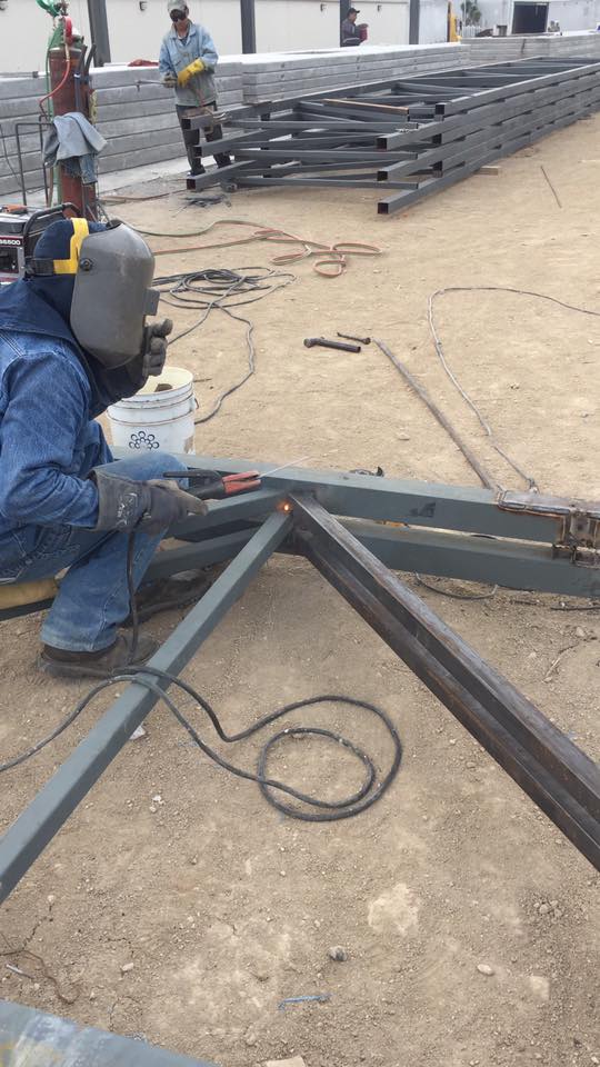 Armado y soldadura de estructura metálica durante proceso de fabricación.