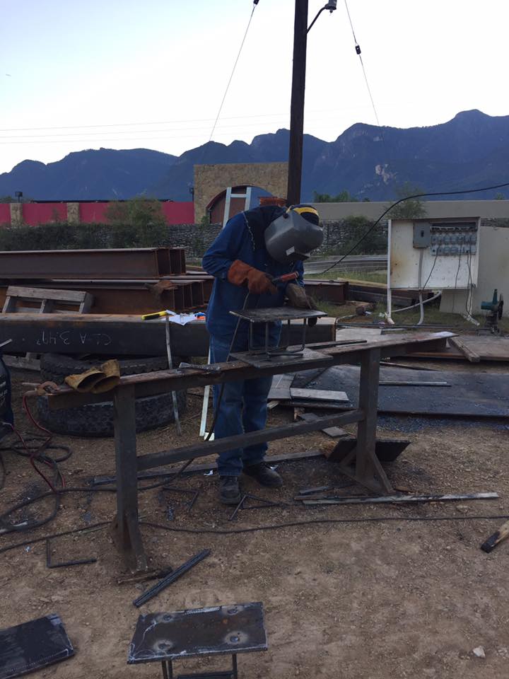 Proceso de soldadura durante fabricación de elementos metálicos. Equipo de BCM - Empresa de estructuras metálicas