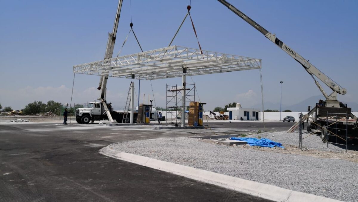 Izaje y montaje de estructura metálica tipo gasera mediante grúas en obra.