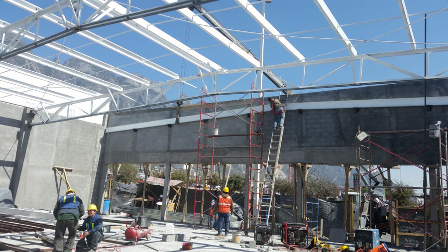 Personal de BCM Estructuras realizando el montaje de joist metálicos en obra.