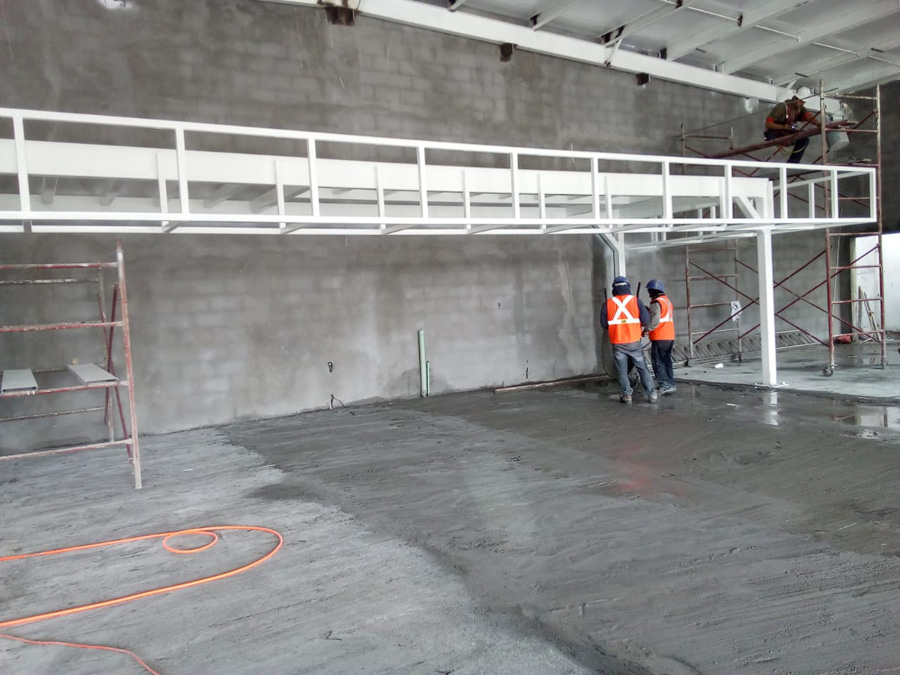 Personal de BCM Estructuras ejecutando el montaje de estructura metálica.