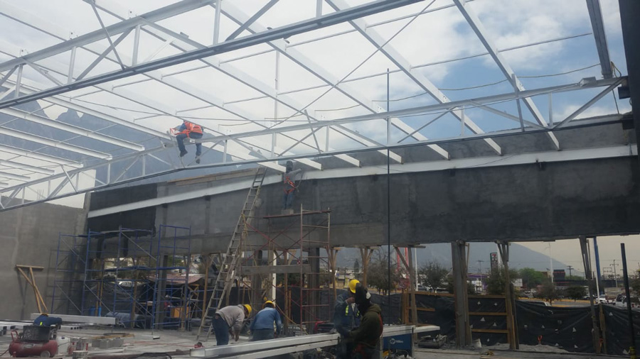 Personal de BCM Estructuras realizando el montaje de joist metálicos en estructura de cubierta.