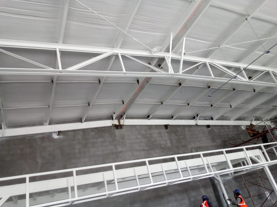 Joist metálicos instalados en estructura de cubierta durante la fase final de montaje en obra.