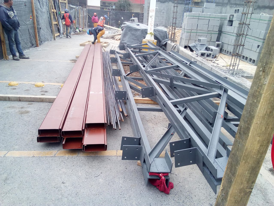 Joist metálicos y vigas de acero almacenados en obra previo a su montaje estructural.