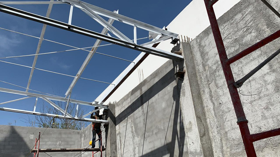Personal de BCM Estructuras realizando el montaje de estructura metálica tipo joist.