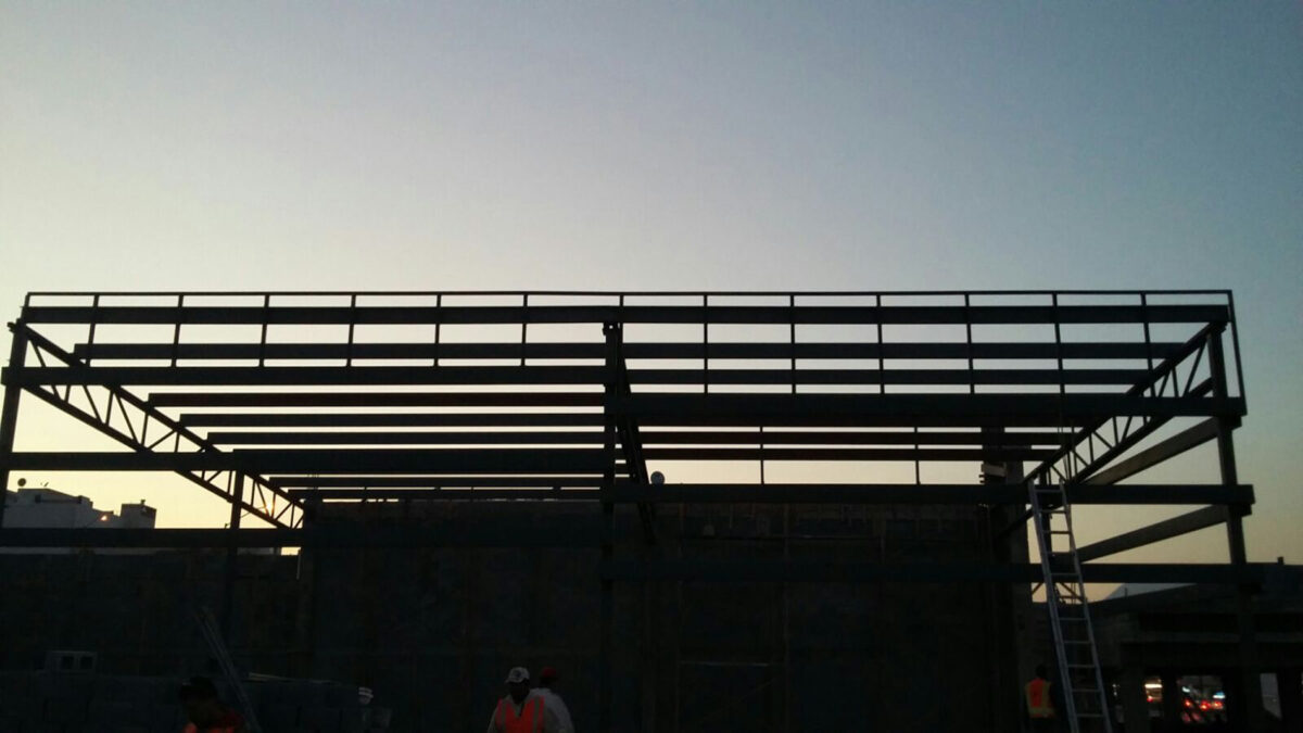 Estructura metálica de la fachada principal de Plaza Leones en proceso de montaje.