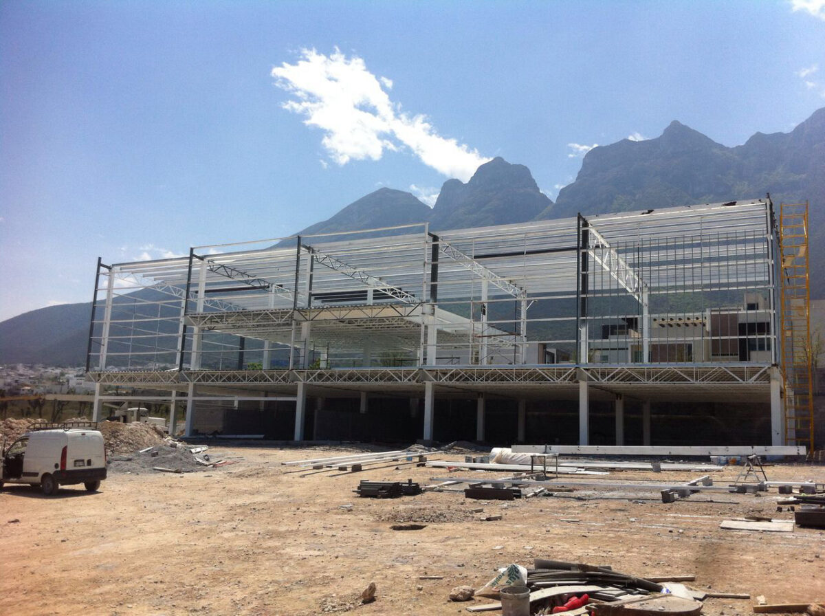 Montaje de la estructura metálica principal del proyecto Plaza Leones en proceso de construcción.