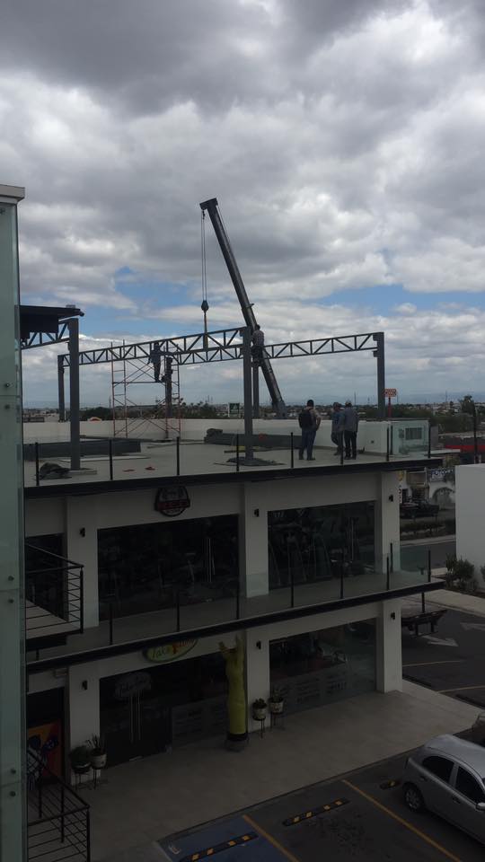 Izaje y montaje de joist metálicos en terraza.