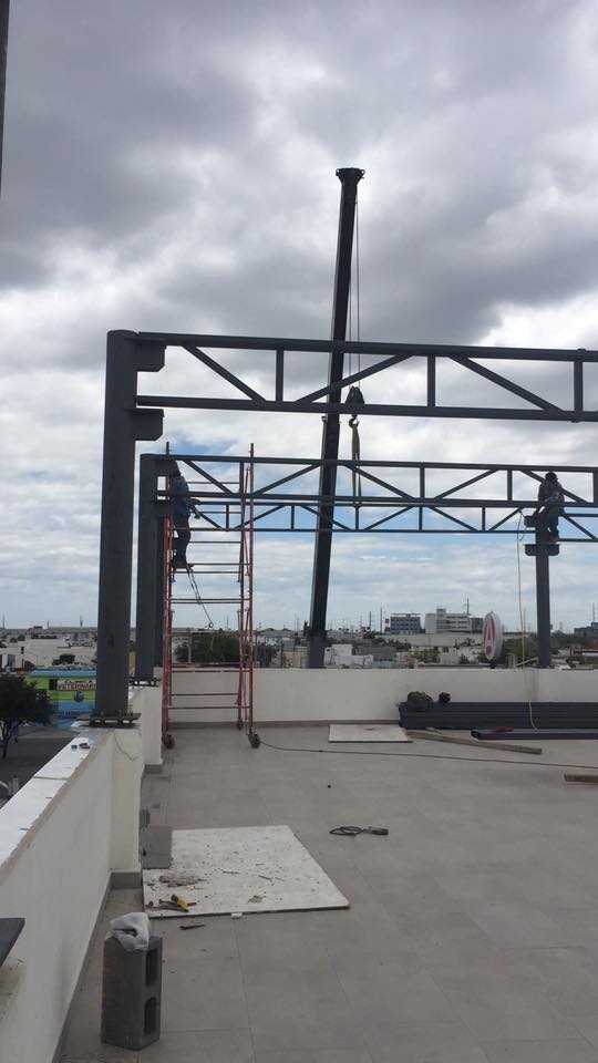 Montaje de estructura de joist metálicos en terraza.