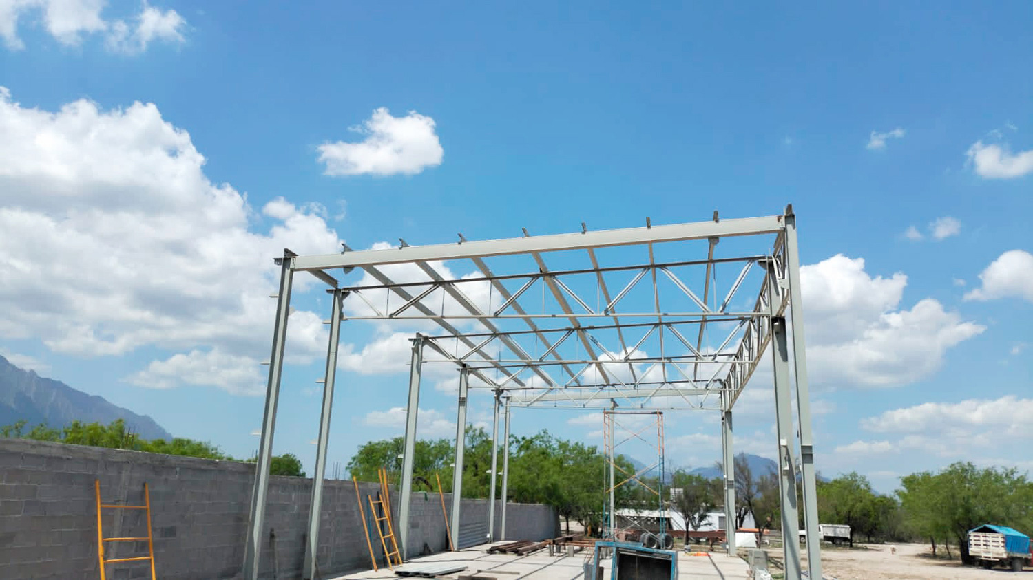 Estructura metálica industrial en proceso de construcción en proyecto El Carmen.