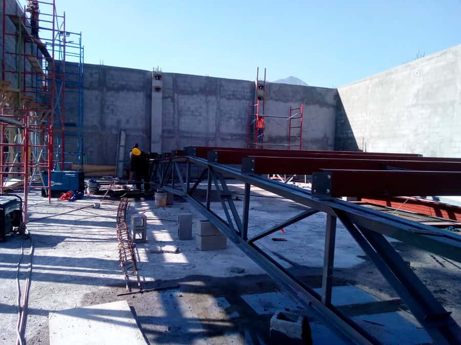 Armado de joists metálicos para bodega de mueblería en proceso de construcción.