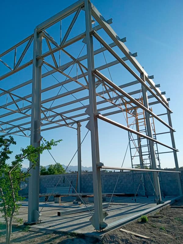Estructura metálica industrial en proceso de construcción de proyecto El Carmen.