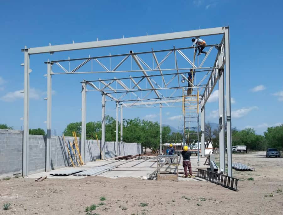 Montaje de estructura metálica para nave industrial en proyecto El Carmen.