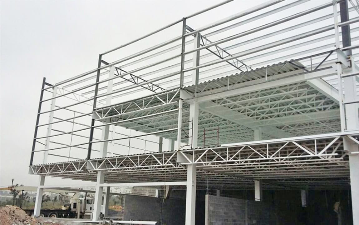 Montaje de estructura metálica de plaza comercial en proceso de construcción.