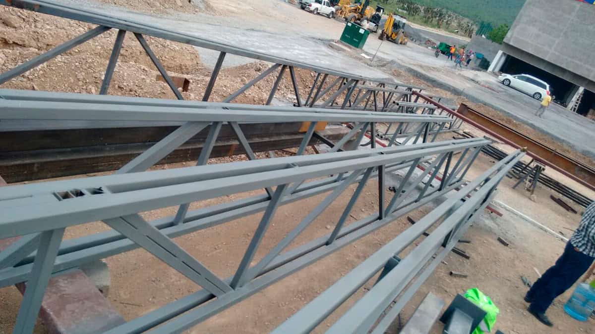 Proceso de fabricación de estructuras metálicas prefabricadas para proyecto Plaza Leones.