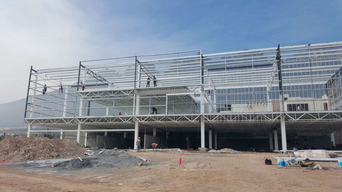 Estructura metálica de plaza comercial Plaza Leones en proceso de montaje durante etapa de construcción.