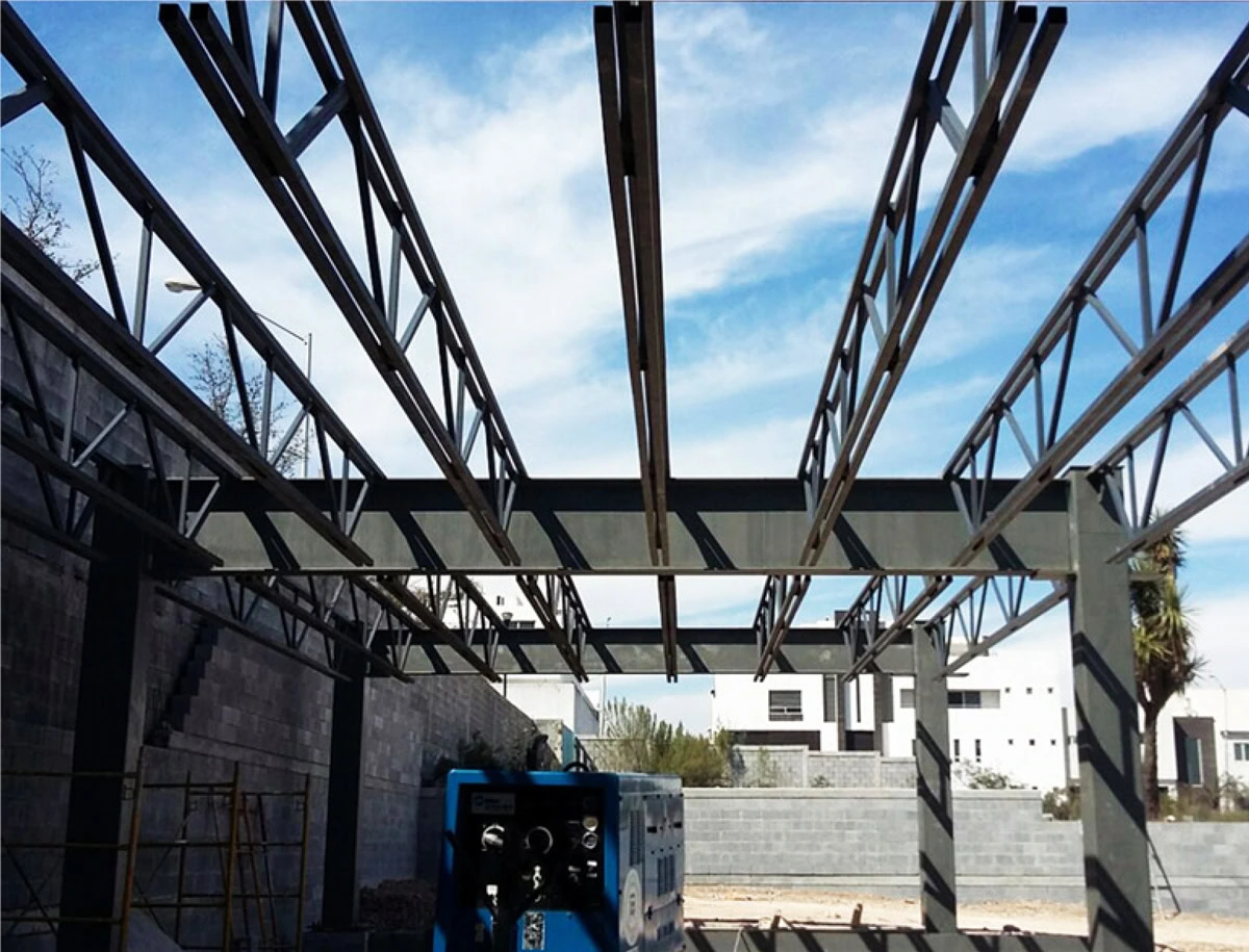 Armado de estructura metálica para cubierta en proyecto Plaza Leones. Edificios metálicos.